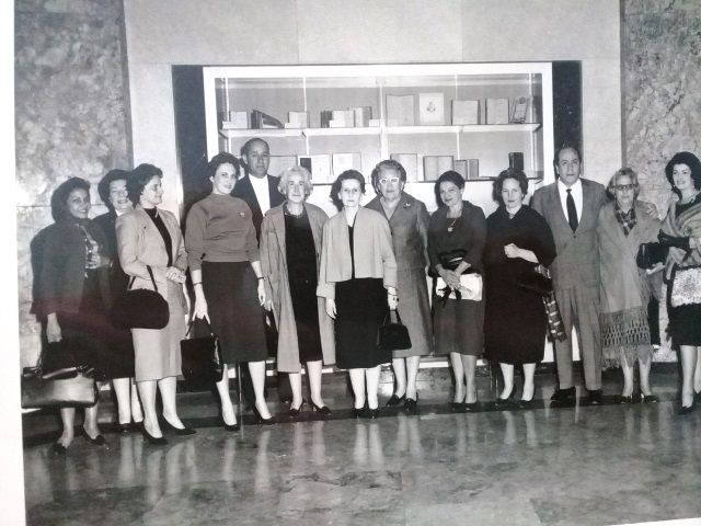 Foto de Clara Porset e invitados a su conferencia, 5 de enero de 1960, Salón de actos de la BNJM. Colección BNJM.